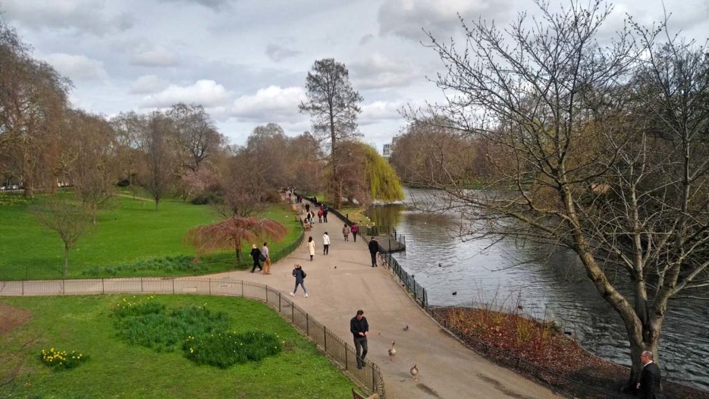 runners fall london spill